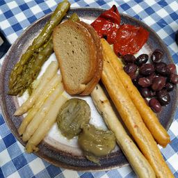 Aperitivo sin gluten para 2 personas, incluye vino o cerveza, hojaldre dulce y otras sorpresas Aperitivo sin gluten para 2 personas